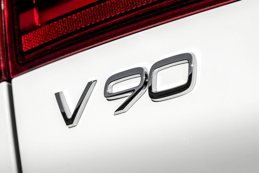 Логотип Volvo V90 D4 Cross Country 2017 года  (UK) (фото 35 из 40)